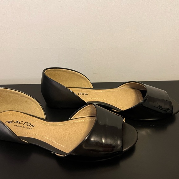 SOLD Black open toe flats - Picture 1 of 3